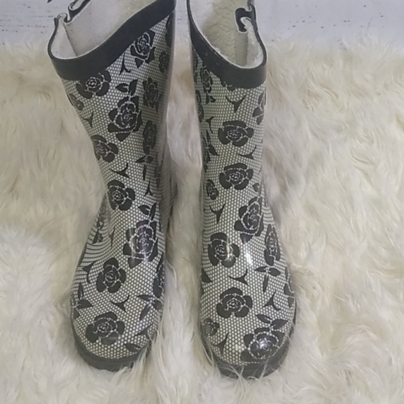 Capelli black lace/ rose print insulated adjustable boots sz. 10 - Picture 2 of 6